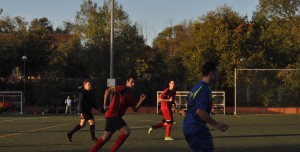 Arti y Sergio tratan de presionar a Víctor (jugador del Tejar). Foto: Natalia Polo.