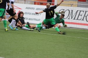 Mario Fernández, en Mieres, con el Racing de Santander. Foto: Arturo Herrera.