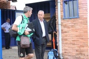 Paco Fernández, en su primer partido como entrenador del Racing, en Luanco. Foto: Arturo Herrera.