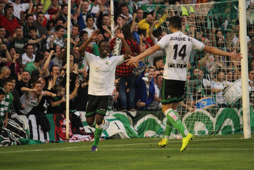 Juanpe, junto a Koné, celebrando un gol frente al Sabadell. Foto: Arturo Herrera.