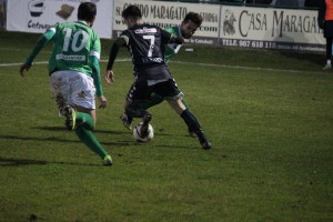 Óscar Fernández, rodeado por varios jugadores del Atlético Astorga. Foto: Arturo Herrera.