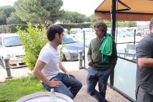 Jordi Estupiñá habla con un amigo racinguista durante el rodaje del S"pot del Racing con San Migue"l. Foto: Arturo Herrera.