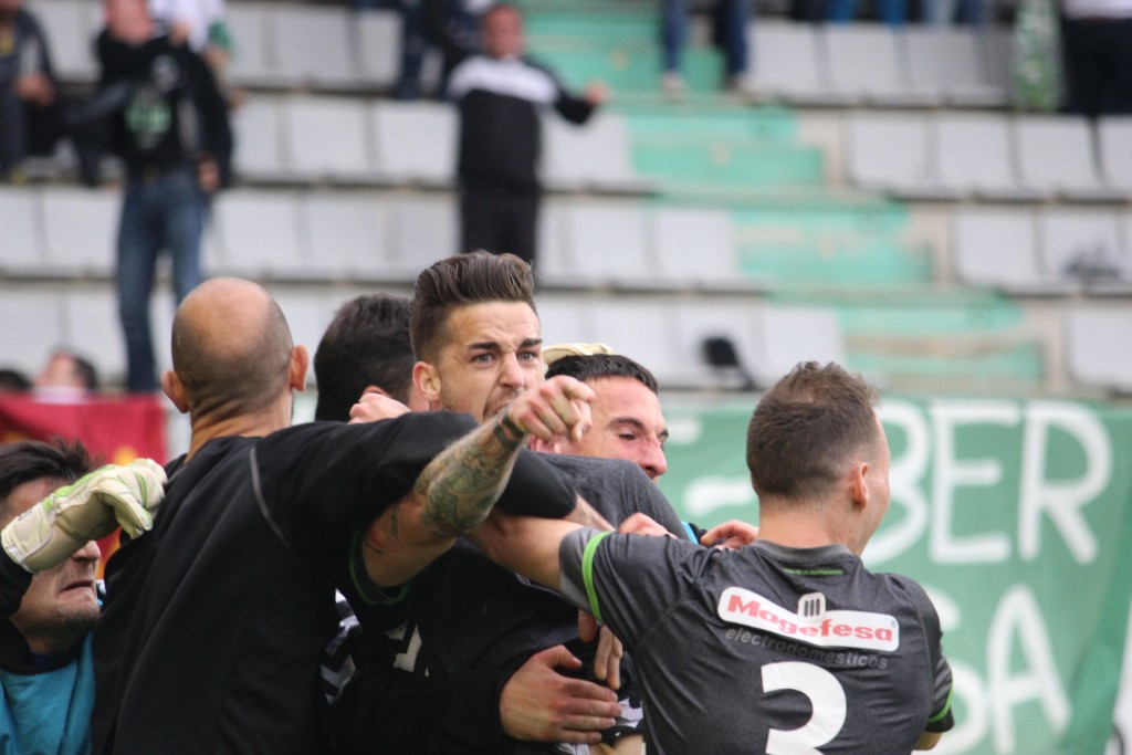 Borja Granero celebra el segundo gol del Racing en Ferrol. Foto: Arturo Herrera.