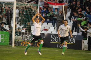 Álvaro García celebra su primer gol con el Racing ante el Osasuna en el debut de Pedro Munitis como entrenador verdiblanco. Foto: Arturo Herrera.