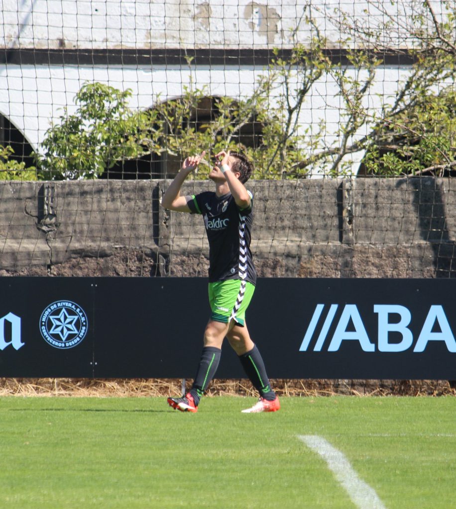 Dani Aquino marca su primer gol a domicilio con la camiseta del Racing, el segundo en su cuenta particular. Foto: Arturo Herrera Díez.