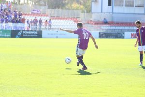 David Miguélez bota una falta en Majadahonda con el Guadalajara. Foto: Arturo Herrera.