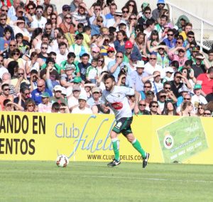 Samuel San José conduce el balón en El Sardinero. Foto: Arturo Herrera.