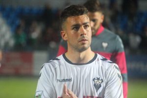 Dani Rodríguez agradece a la afición del Albacete su apoyo en Fuenlabrada. Foto: Arturo Herrera.