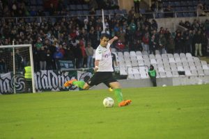 Miguel Gándara busca un pase largo ante el Coruxo FC en El Sardinero. Foto: Arturo Herrera.