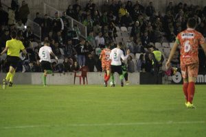 Posible penalti de Mikel sobre un jugador del CD Guijuelo. Foto: Arturo Herrera.