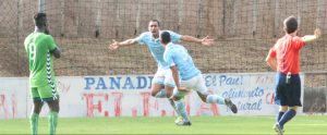 Borja Iglesias marca su primer gol al Racing en Barreiro. Foto: Arturo Herrera.