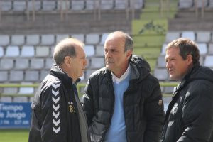 Ángel Viadero habla con Delfín y Mantecón en su etapa como entrenador del Burgos. Foto: Arturo Herrera.