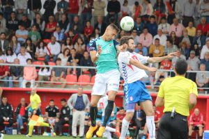 Samuel Llorca disputa un balón aéreo con el delantero del Rayo Majadahonda. Foto: Arturo Herrera.