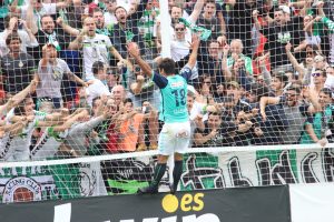 Abdón Prats celebra su gol con la afición del Racing. Foto: Arturo Herrera.