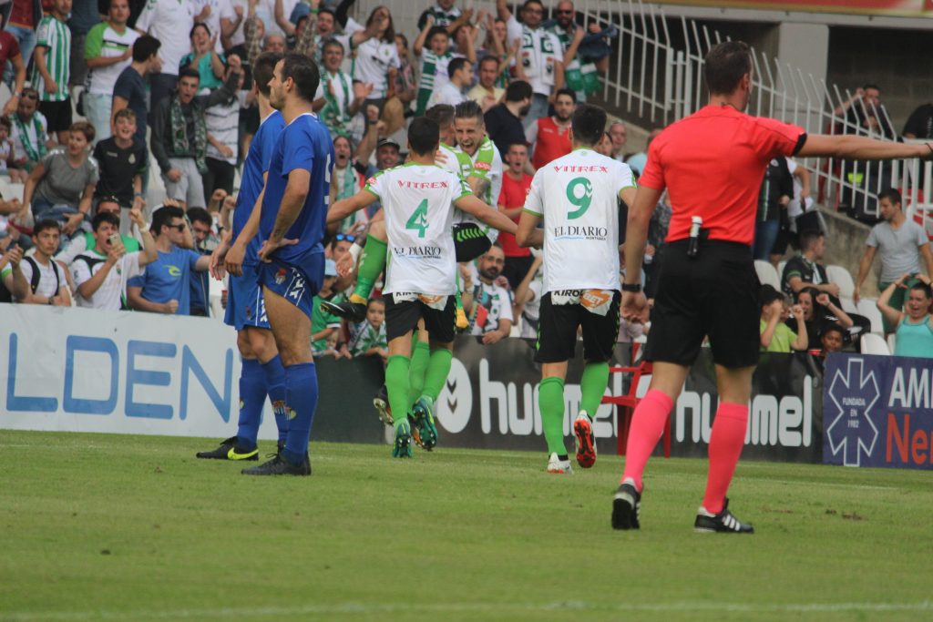 Borja Granero y Dani Aquino celebran un gol en El Sardinero. Foto: Arturo Herrera.
