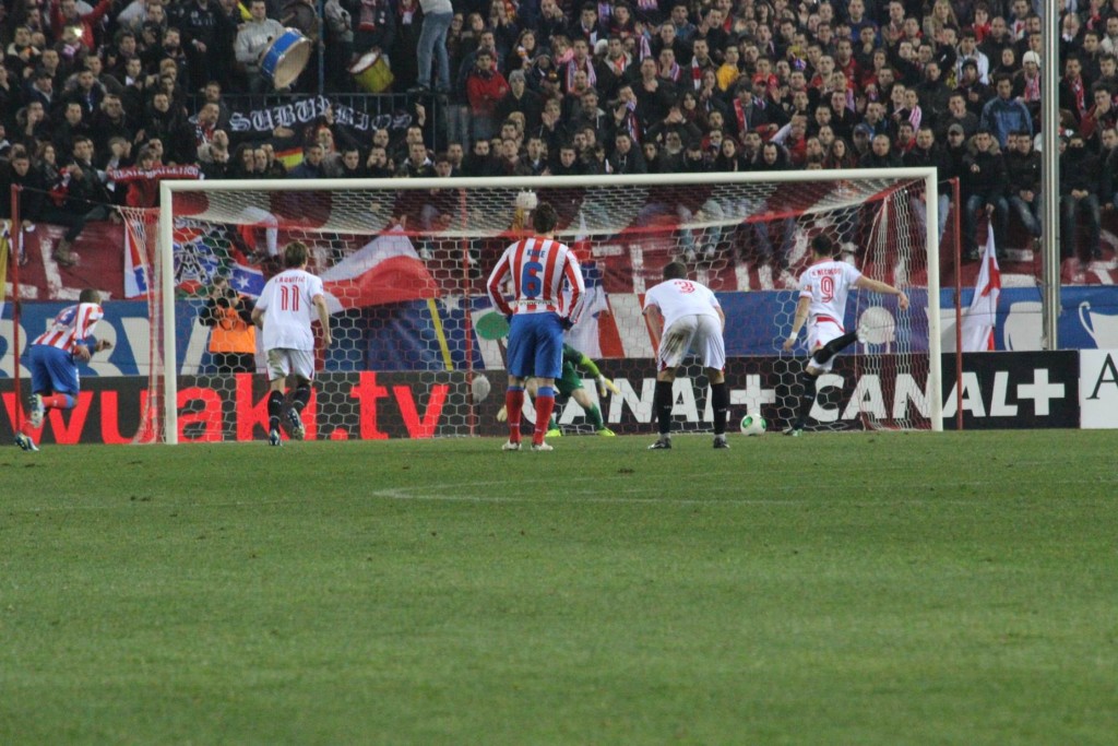 Negredo lanzando un penalti en el Calderón. Foto: Arturo Herrera.