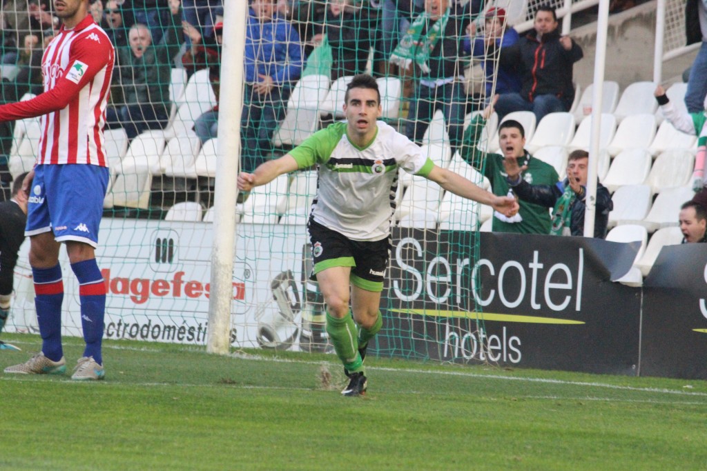 Óscar Fernández celebra su primer gol como profesional. Foto: Arturo Herrera.