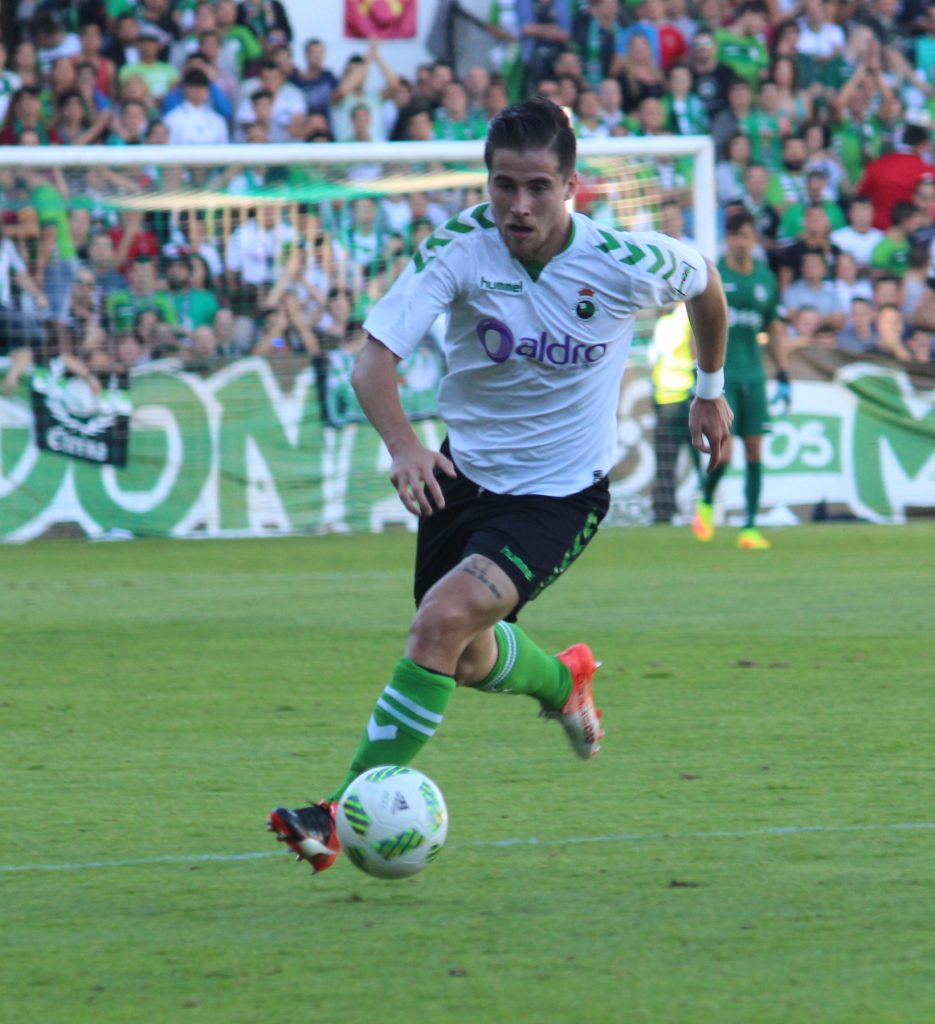 Dani Aquino conduce la pelota en El Sardinero ante el Burgos CF. Foto: Arturo Herrera.