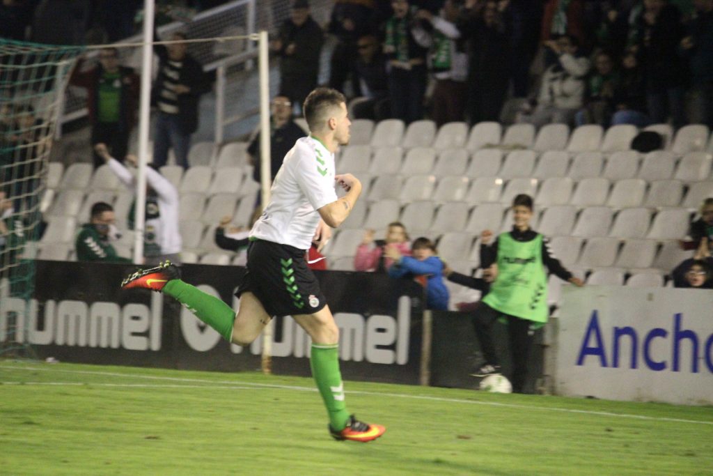 Dani Aquino celebra el gol señalándose el escudo. Foto: Arturo Herrera.